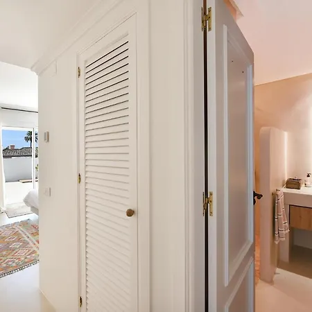 White Pearl Apartment