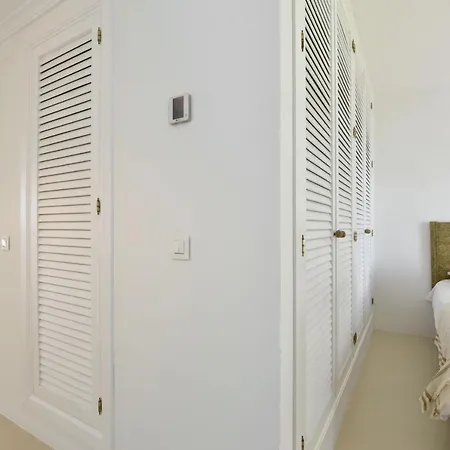 White Pearl Apartment *